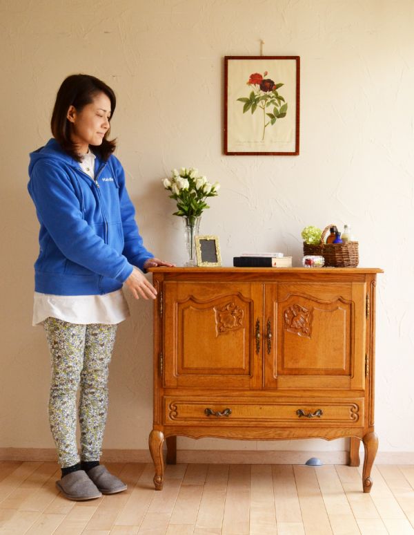 アンティーク家具　南フランスのアンティーク家具、リゾートチックなキャビネット。美しい彫で存在感があるキャビネット。(j-1414-f)