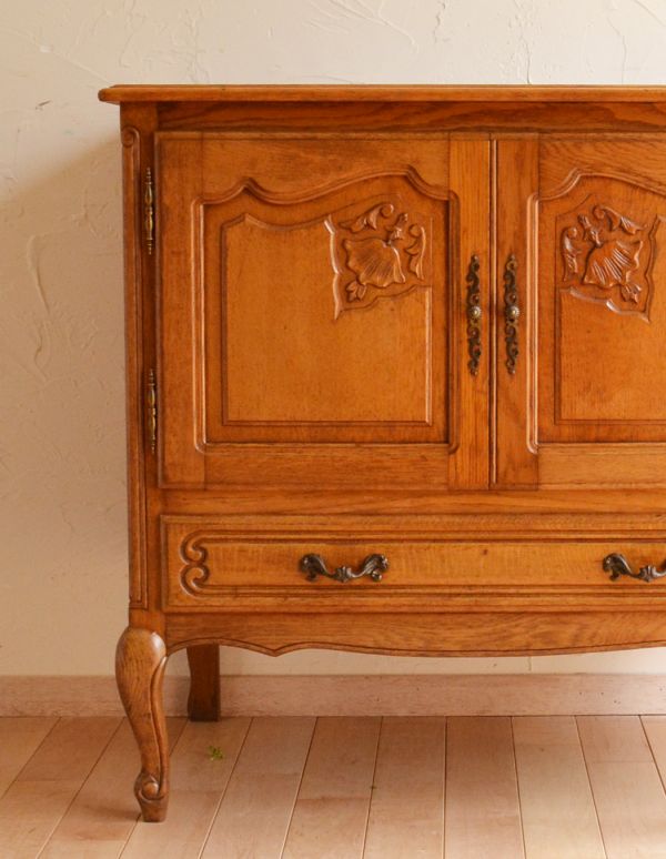 アンティーク家具　南フランスのアンティーク家具、リゾートチックなキャビネット。繊細で高級感たっぷりの扉の彫り。(j-1414-f)