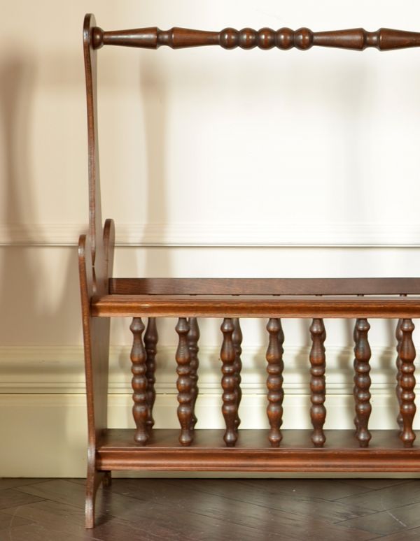 マガジンラック　アンティーク家具　アンティークの小さな収納家具、運びやすいマガジンラック。持ち運びも楽なので、使いたいところで使ってくださいね。(j-1417-f)