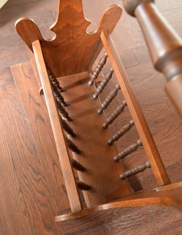 マガジンラック　アンティーク家具　アンティークの小さな収納家具、運びやすいマガジンラック。中までしっかりとお手入れしています。(j-1417-f)