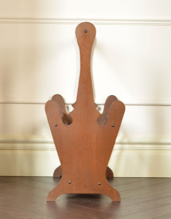 マガジンラック　アンティーク家具　アンティークの小さな収納家具、運びやすいマガジンラック。スマートなので、どこに置いても邪魔になることはありません。(j-1417-f)