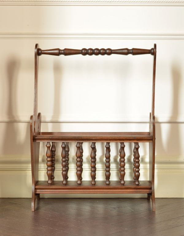 マガジンラック　アンティーク家具　アンティークの小さな収納家具、運びやすいマガジンラック。専門の職人によってお直ししていますが、アンティークは新品ではありません。(j-1417-f)