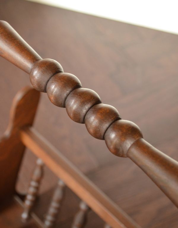 マガジンラック　アンティーク家具　アンティークの小さな収納家具、運びやすいマガジンラック。ハンドルが付いているので、持ち運びも楽チン！使いたいところで使ってくださいね。(j-1417-f)