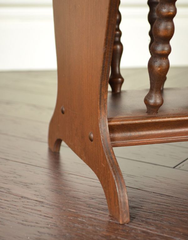 マガジンラック　アンティーク家具　アンティークの小さな収納家具、運びやすいマガジンラック。しっかりメンテナンスしてありますのでご安心ください。(j-1417-f)