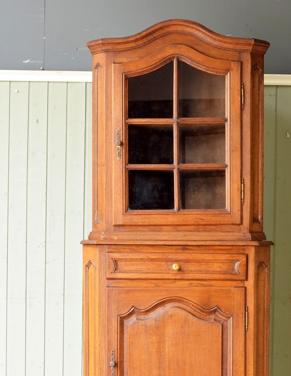 アンティークのキャビネット　アンティーク家具　美しいアンティークの南仏家具、ガラス扉付きコーナーキャビネット。扉にはめ込まれたガラスもアンティークのもの。(j-1418-f)