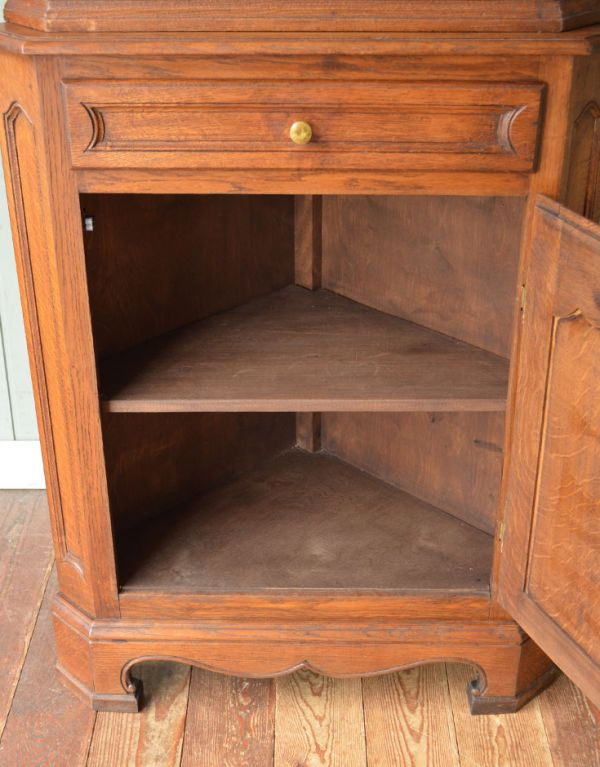 アンティークのキャビネット　アンティーク家具　美しいアンティークの南仏家具、ガラス扉付きコーナーキャビネット。全段、棚板は固定されています。(j-1418-f)