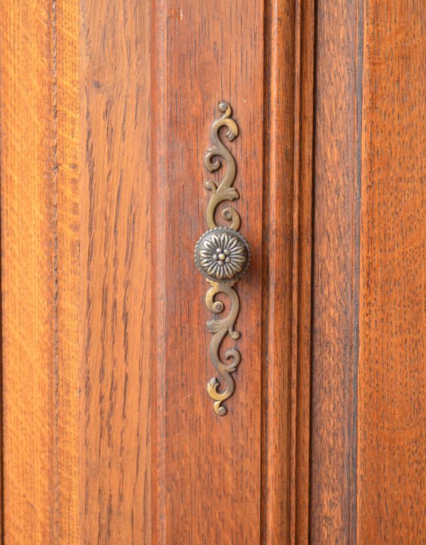 アンティークのキャビネット　アンティーク家具　美しいアンティークの南仏家具、ガラス扉付きコーナーキャビネット。扉の取っ手です。(j-1418-f)
