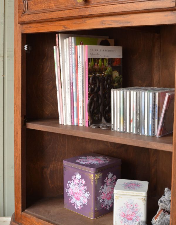 アンティークのキャビネット　アンティーク家具　美しいアンティークの南仏家具、ガラス扉付きコーナーキャビネット。このようにDVDやCDがもちろん、雑誌サイズの大きさも収納できます。(j-1418-f)