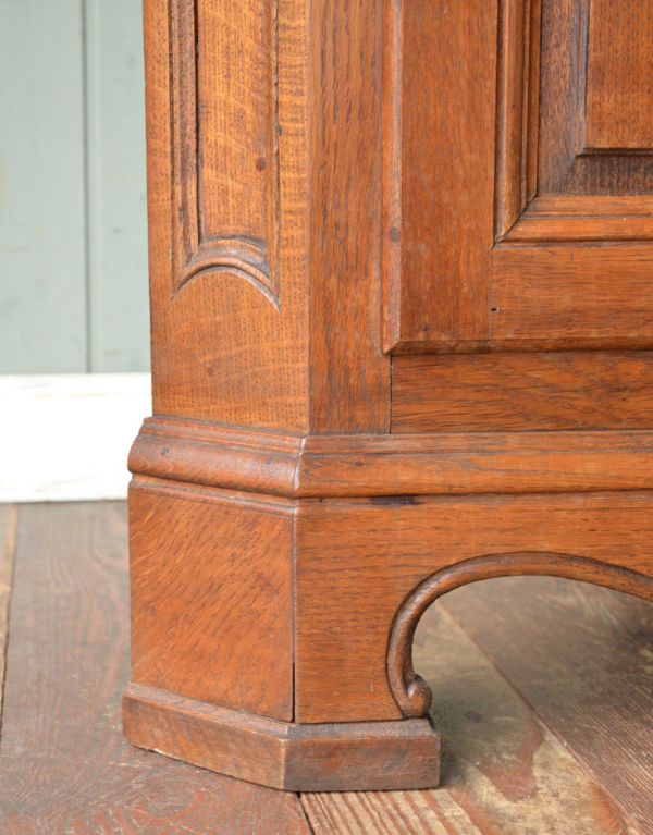 アンティークのキャビネット　アンティーク家具　美しいアンティークの南仏家具、ガラス扉付きコーナーキャビネット。美しいカッティングがされた脚が付いています。(j-1418-f)