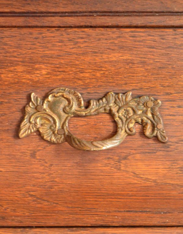 アンティーク家具　アンティークの素敵なフレンチ家具、小さな３段チェスト（コモード）。お花と蔦モチーフの優雅な取っ手。(j-1419-f)