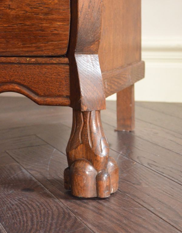 アンティーク家具　アンティークの素敵なフレンチ家具、小さな３段チェスト（コモード）。どっしり貫禄のある脚先。(j-1419-f)