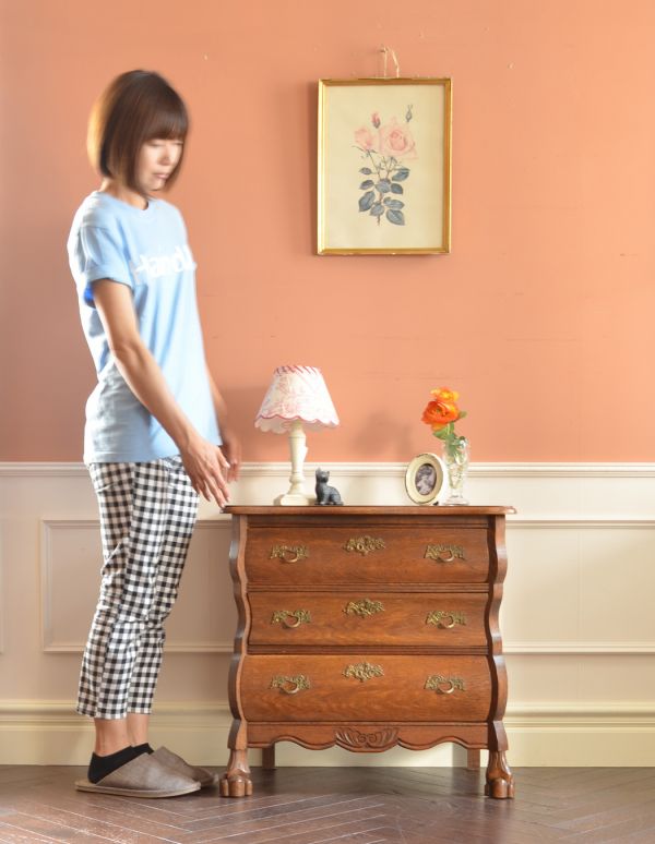 アンティーク家具　アンティークの素敵なフレンチ家具、小さな３段チェスト（コモード）。高級感があって女性らしい優しい曲線。(j-1419-f)