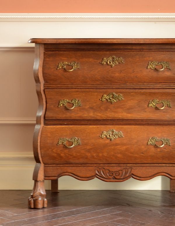 アンティーク家具　アンティークの素敵なフレンチ家具、小さな３段チェスト（コモード）。リビングではメモ、リモコン、筆記用具など近くに置いておきたいものを収納しておけばとっても便利ですよ。(j-1419-f)