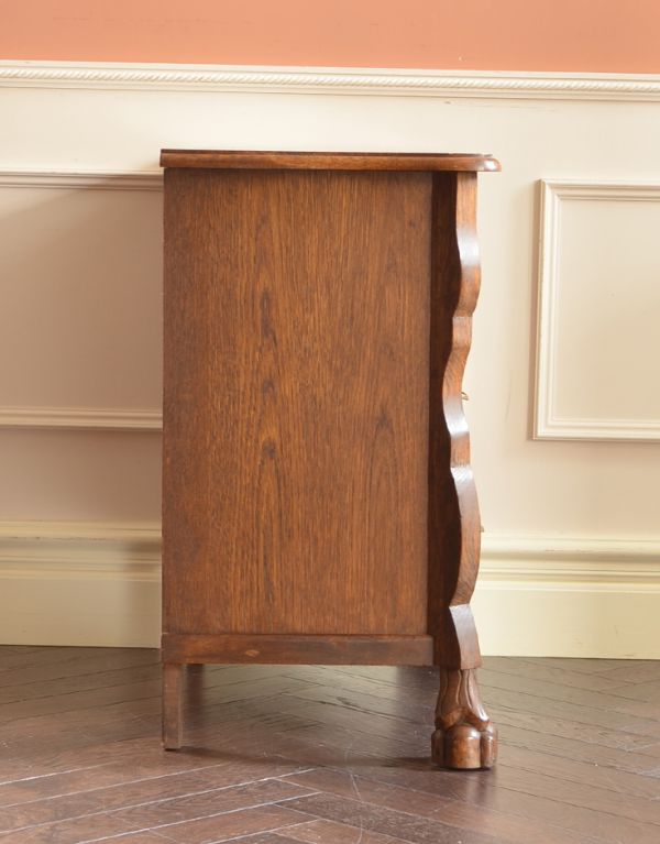 アンティーク家具　アンティークの素敵なフレンチ家具、小さな３段チェスト（コモード）。前板が波打っています。(j-1419-f)