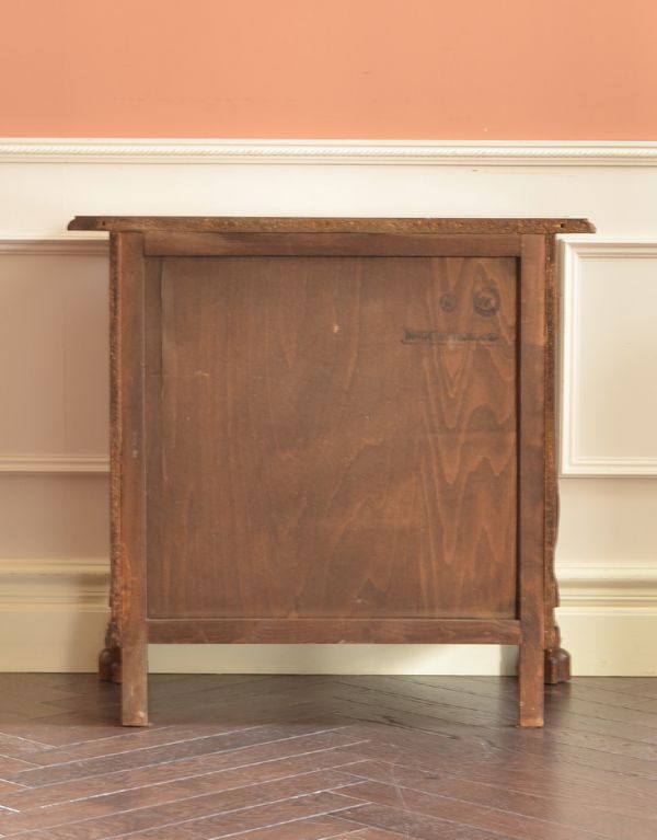 アンティーク家具　アンティークの素敵なフレンチ家具、小さな３段チェスト（コモード）。裏側もキチンと仕上げているので、キレイな状態です。(j-1419-f)