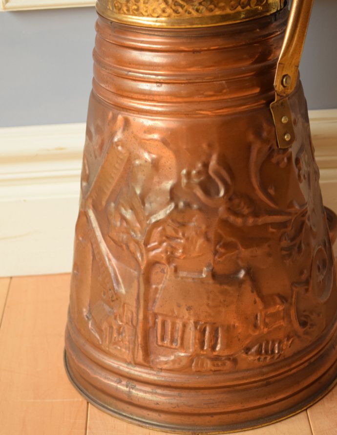 シルバーのテーブルウェア アンティーク雑貨 英国アンティーク雑貨、街並みがデザインされたコッパー×真鍮のコールボックス(炭入れ)。アンティークでしか見つからない貴重なアイテムです。(j-142-z)