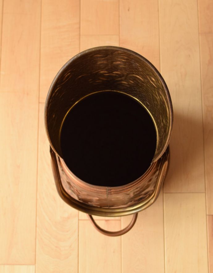 シルバーのテーブルウェア アンティーク雑貨 英国アンティーク雑貨、街並みがデザインされたコッパー×真鍮のコールボックス(炭入れ)。傘たてや、ドライフラワーを入れればインテリアとして素敵にお使いいただけます。(j-142-z)