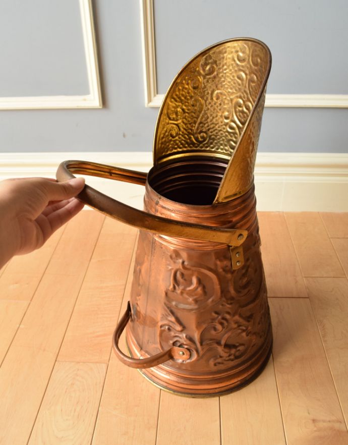 シルバーのテーブルウェア アンティーク雑貨 英国アンティーク雑貨、街並みがデザインされたコッパー×真鍮のコールボックス(炭入れ)。下にも取っ手がついています。(j-142-z)