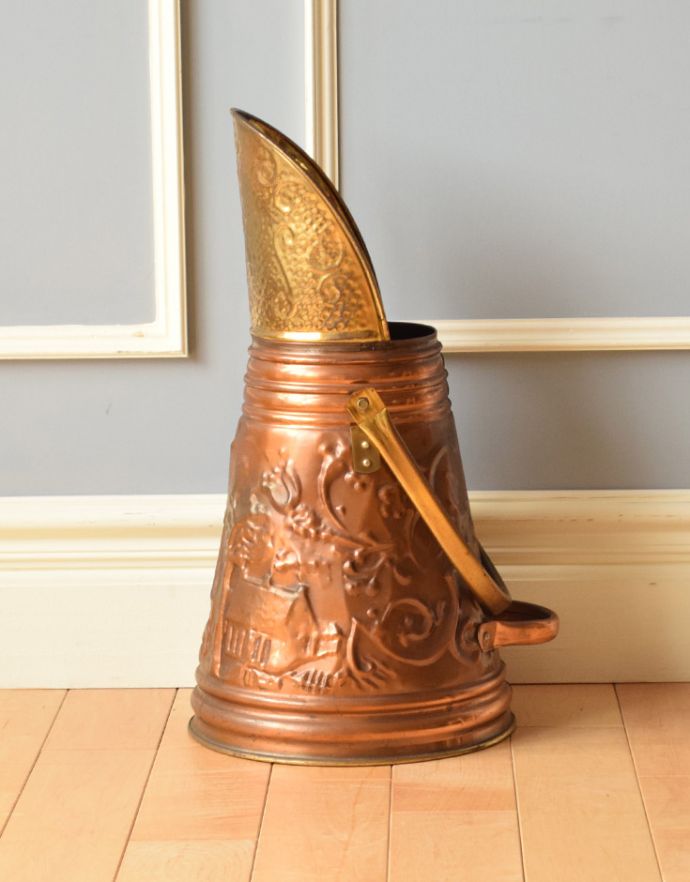 シルバーのテーブルウェア アンティーク雑貨 英国アンティーク雑貨、街並みがデザインされたコッパー×真鍮のコールボックス(炭入れ)。持ち手も付いています。(j-142-z)