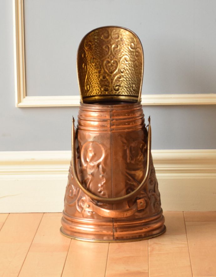 シルバーのテーブルウェア アンティーク雑貨 英国アンティーク雑貨、街並みがデザインされたコッパー×真鍮のコールボックス(炭入れ)。どこから見ても可愛いです。(j-142-z)