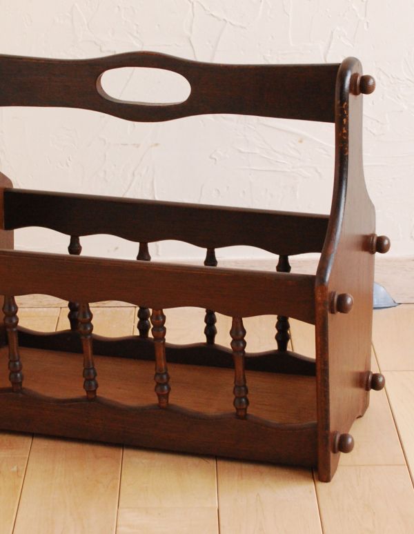 アンティーク家具　子供部屋にもオススメの小さな収納家具、運びやすいマガジンラック。持ち運びも楽なので、使いたいところで使ってくださいね。(j-1420-f)