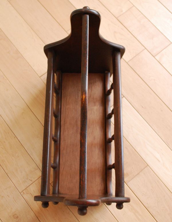 アンティーク家具　子供部屋にもオススメの小さな収納家具、運びやすいマガジンラック。中までしっかりとお手入れしています。(j-1420-f)