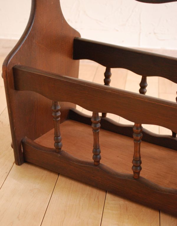 アンティーク家具　子供部屋にもオススメの小さな収納家具、運びやすいマガジンラック。温かみのある木の装飾です。(j-1420-f)