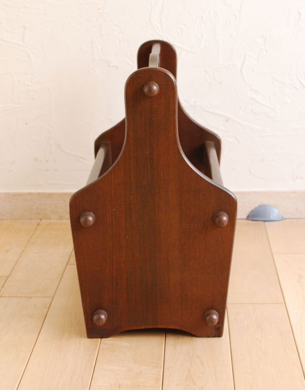 アンティーク家具　子供部屋にもオススメの小さな収納家具、運びやすいマガジンラック。スマートなので、どこに置いても邪魔になることはありません。(j-1420-f)