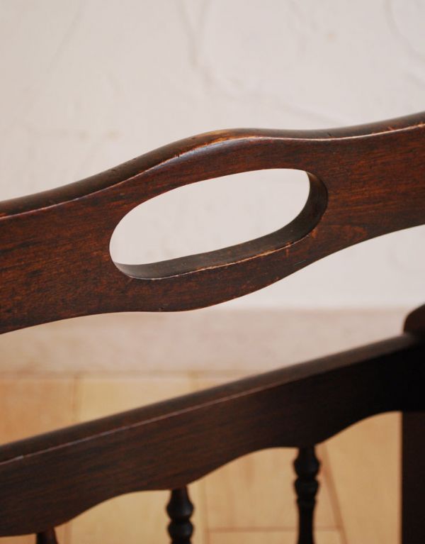 アンティーク家具　子供部屋にもオススメの小さな収納家具、運びやすいマガジンラック。持ち手が付いているので、持ち運びも楽チン！使いたいところで使ってくださいね。(j-1420-f)