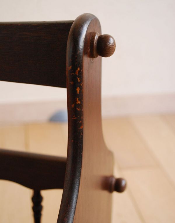 アンティーク家具　子供部屋にもオススメの小さな収納家具、運びやすいマガジンラック。専門の職人によってお直ししていますが、アンティークは新品ではありません。(j-1420-f)