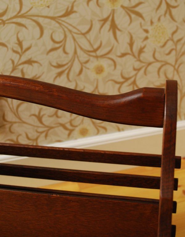 マガジンラック アンティーク家具 雑誌や新聞の収納に持ち運びできるアンティークのマガジンラック。ハンドルが付いているので、持ち運びも楽チン!使いたいところで使ってくださいね。(j-1421-f)