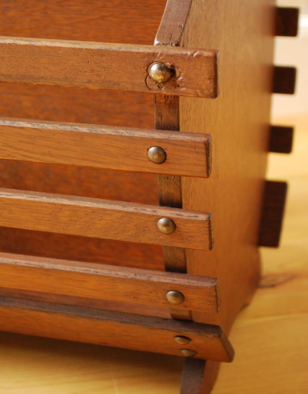 マガジンラック アンティーク家具 雑誌や新聞の収納に持ち運びできるアンティークのマガジンラック。木の質感を感じながら使えます。(j-1421-f)