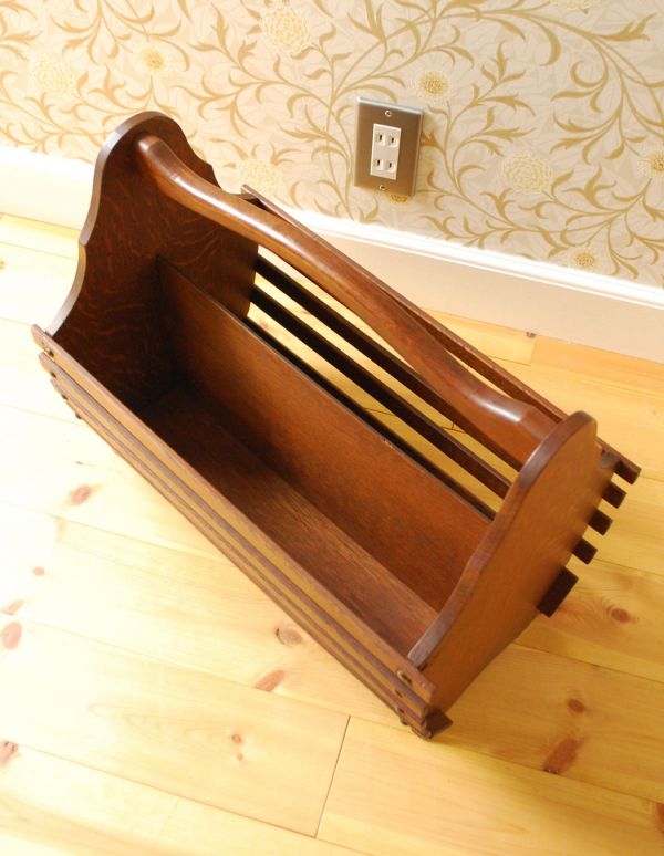 マガジンラック アンティーク家具 雑誌や新聞の収納に持ち運びできるアンティークのマガジンラック。中までしっかりとお手入れしています。(j-1421-f)