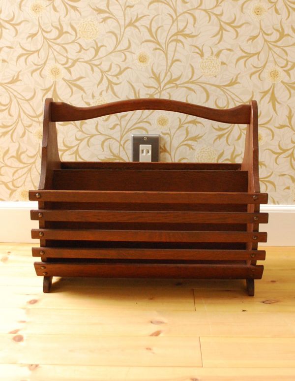 マガジンラック アンティーク家具 雑誌や新聞の収納に持ち運びできるアンティークのマガジンラック。持ち運びも楽なので、使いたいところで使ってくださいね。(j-1421-f)