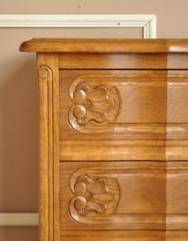 アンティーク家具 南フランスのアンティーク家具、彫がたっぷりの4段チェスト。高級感のある彫。(j-1423-f)