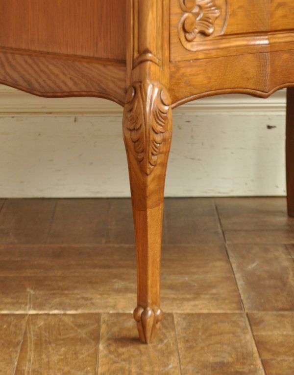 アンティーク家具 南フランスのアンティーク家具、彫がたっぷりの4段チェスト。人気の猫脚です。(j-1423-f)