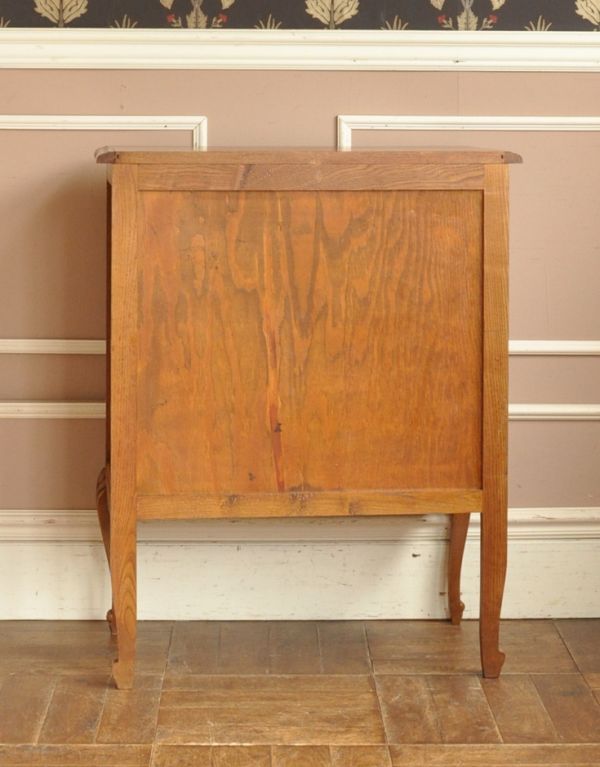 アンティーク家具 南フランスのアンティーク家具、彫がたっぷりの4段チェスト。キチンとメンテナンスしてありますので、裏もキレイな状態です。(j-1423-f)