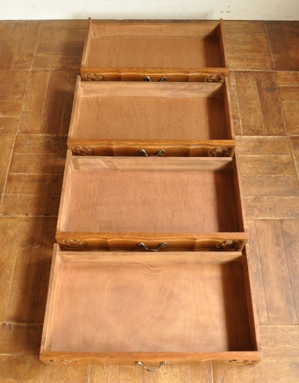 アンティーク家具 南フランスのアンティーク家具、彫がたっぷりの4段チェスト。引き出しは全部で4杯です。(j-1423-f)