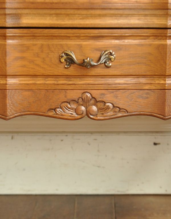 アンティーク家具 南フランスのアンティーク家具、彫がたっぷりの4段チェスト。下の方も凝ったデザインです。(j-1423-f)