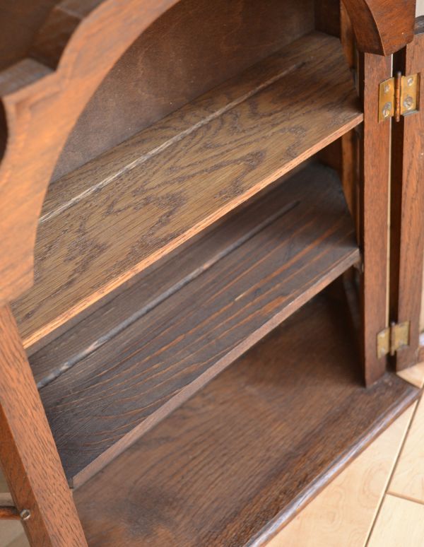 ウォールシェルフ・ウォールハンガー　アンティーク家具　フランスの壁付けアンティーク家具、ガラス扉のウォールキャビネット 。内側はボディと同じ色味の木肌になっています。(j-1424-f)