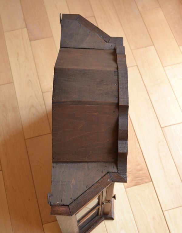 ウォールシェルフ・ウォールハンガー　アンティーク家具　フランスの壁付けアンティーク家具、ガラス扉のウォールキャビネット 。天板もキレイに仕上げてあるので、ご安心ください。(j-1424-f)