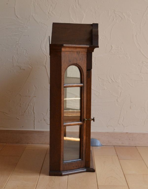 ウォールシェルフ・ウォールハンガー　アンティーク家具　フランスの壁付けアンティーク家具、ガラス扉のウォールキャビネット 。サイドもガラスなので、どこから見ても中のものが素敵に見えますよ。(j-1424-f)