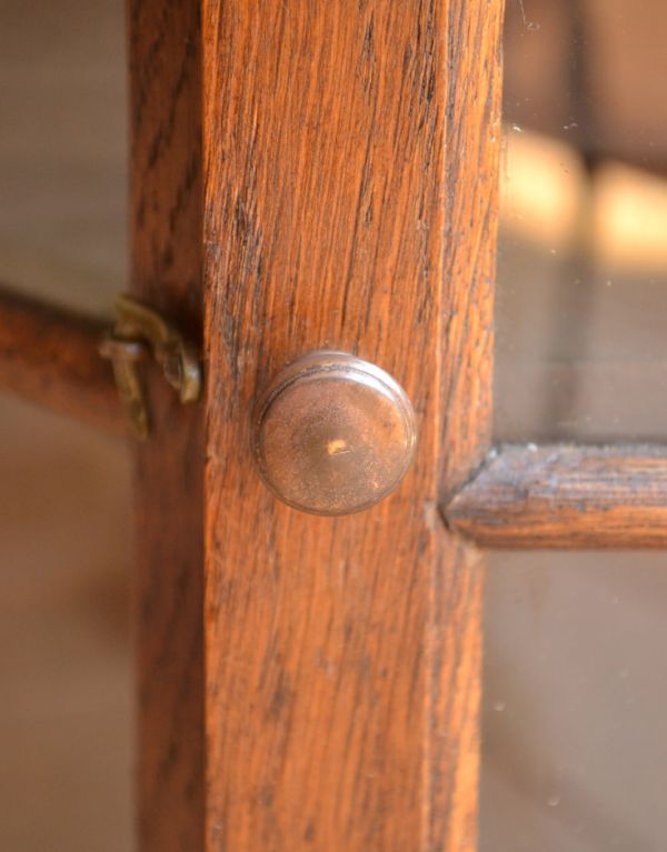 ウォールシェルフ・ウォールハンガー　アンティーク家具　フランスの壁付けアンティーク家具、ガラス扉のウォールキャビネット 。扉の取っ手です。(j-1424-f)