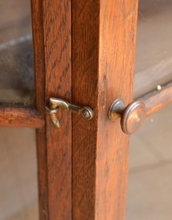 ウォールシェルフ・ウォールハンガー　アンティーク家具　フランスの壁付けアンティーク家具、ガラス扉のウォールキャビネット 。扉にはストッパーが付いているので安心です。(j-1424-f)