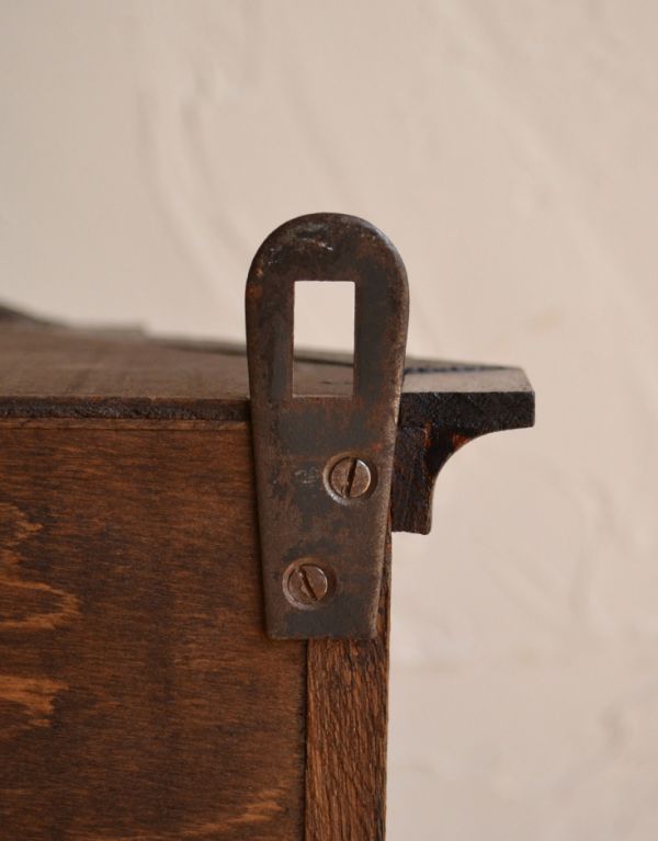 ウォールシェルフ・ウォールハンガー　アンティーク家具　フランスの壁付けアンティーク家具、ガラス扉のウォールキャビネット 。壁に付ける際は、しっかりとネジで固定してください。(j-1424-f)