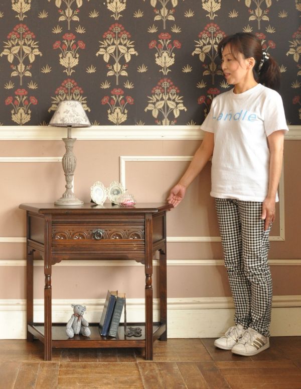 アンティーク家具　引き出しが付いた英国のアンティーク家具、コンソールテーブル。そっと壁に付けて置くだけで、オシャレな雰囲気に。(j-1426-f)