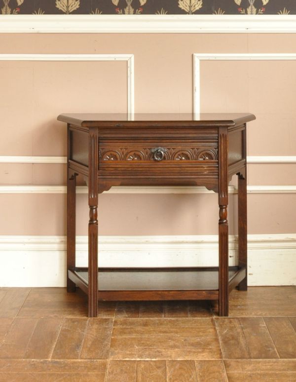 アンティーク家具　引き出しが付いた英国のアンティーク家具、コンソールテーブル。大人っぽいカラーで落ち着きがあります。(j-1426-f)