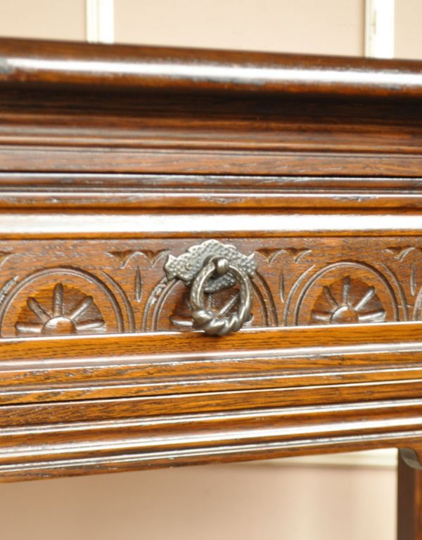 アンティーク家具　引き出しが付いた英国のアンティーク家具、コンソールテーブル。アンティークらしい繊細なデザインの取っ手がちょこんと付いています。(j-1426-f)