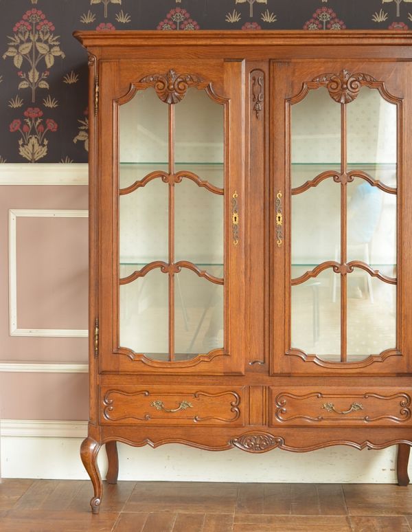 アンティーク家具　リビングで使えるフランスのゴージャスなアンティーク家具、ガラスキャビネット。客間やリビングなどキチンとした雰囲気を作りたいコーナーにも最適です。(j-1427-f)