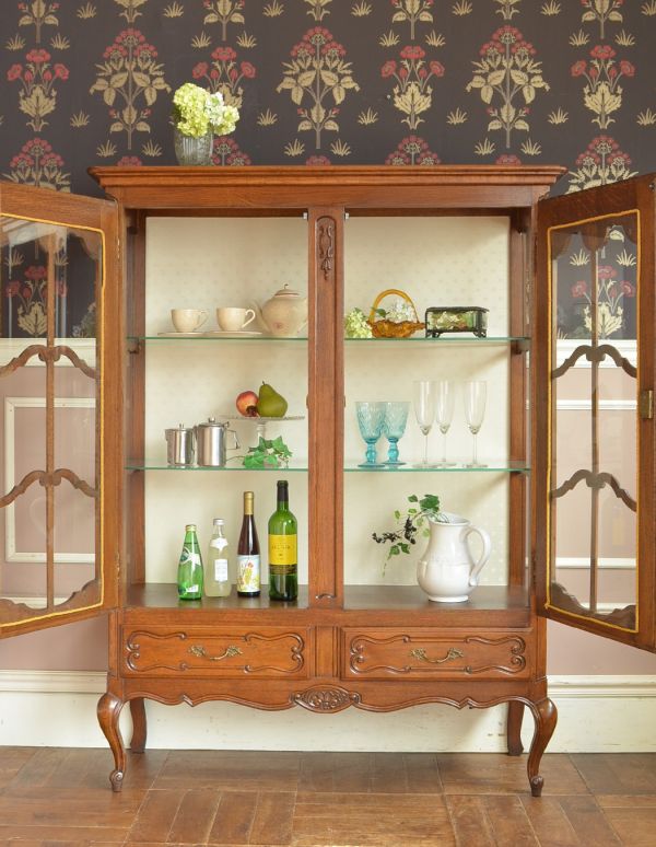 アンティーク家具　リビングで使えるフランスのゴージャスなアンティーク家具、ガラスキャビネット。しっかり収納力があるのが嬉しいです。(j-1427-f)